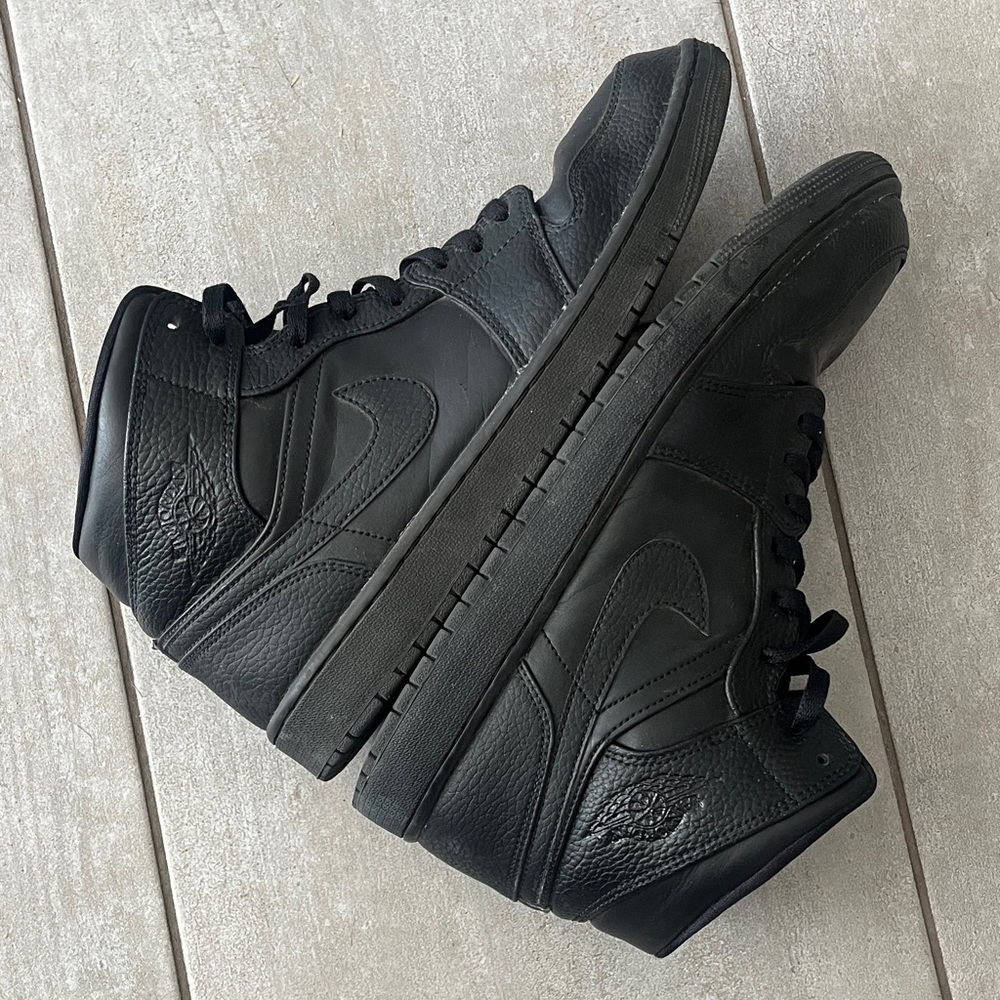 Nike Jordan 1 Mid Triple Black - Picture 8 of 10